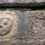 Rostro humano grabado en El Tintero, también conocido como torre calendario