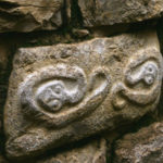Las serpientes una de las 15 piezas talladas en la entrada de la fortaleza de Kuelap