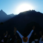 Recibiendo la energía de los primeros rayos de luz en Machu Picchu - Peru A Travel