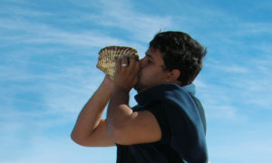 Elevando al viento el sonido del Pututo - Peru A Travel